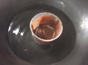 巧克力隔热水融化，冰淇淋脱膜裹上一层即可