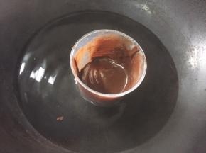 巧克力隔热水融化，冰淇淋脱膜裹上一层即可