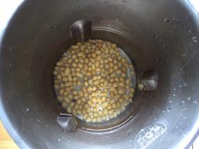 泡好的豆浆倒入豆浆机，倒入1000克清水，打成豆浆