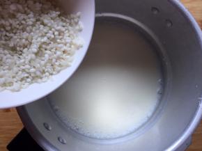 糯米和大米洗干净，加入