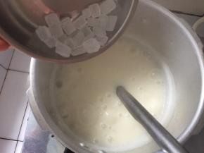 熬到浓稠加入冰糖，冰糖融化即做好了，