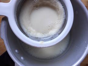 将豆浆过筛到锅中