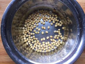 50克黄豆用清水泡两小时