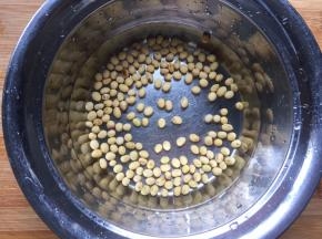 50克黄豆用清水泡两小时