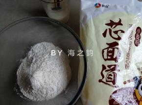 酵母和糖都溶于温水中，面粉和奶粉倒入和面盆里