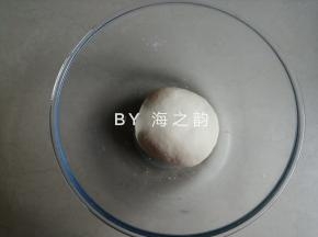 把酵母水倒入面粉里，用筷子拌成絮状，再用手揉成光滑的面团。盖上保鲜膜或者盖子，让面团在室温下发酵两倍大。若室温太低的话，可以放入烤箱或者微波炉，用发酵档发酵