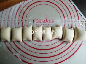 把发酵好的面团取出，在案板上使劲揉，把面团里面的空气都揉出来，重新揉成光滑的面团。再搓成长条，切出32克小面团备用，剩余的切出8等份小面团，揉圆并盖上保鲜膜