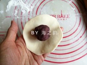 把8等份的小面团依次擀成圆形面皮，中间厚四周薄，放上搓成圆形的馅料，放入15-20克馅料都可以