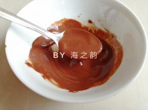 可可粉用一点点水调开，调成浓稠的状态