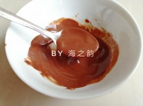 可可粉用一点点水调开，调成浓稠的状态