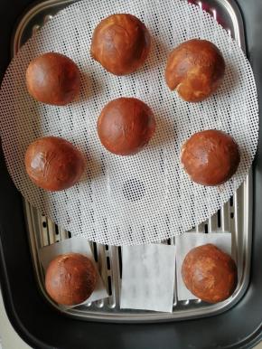 用手指沾上可可液，抹在光滑的表面