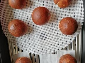 用手指沾上可可液，抹在光滑的表面