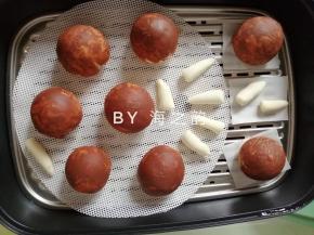 放在蒸屉上，在温暖处醒发15-20分钟，看到胚子大了1.5倍左右才可上锅蒸。冷水上锅蒸，水烧开后转中小火蒸10分钟，时间到关火，继续焖3-5分钟再开盖