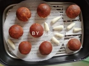 放在蒸屉上，在温暖处醒发15-20分钟，看到胚子大了1.5倍左右才可上锅蒸。冷水上锅蒸，水烧开后转中小火蒸10分钟，时间到关火，继续焖3-5分钟再开盖