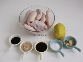 准备好食材，鸡翅最好买新鲜的，味道好也卫生。