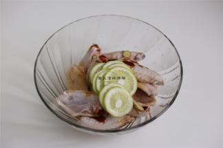 鸡翅清洗干净，将调料放入鸡翅内。