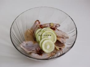 鸡翅清洗干净，将调料放入鸡翅内。