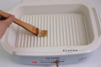 准备柏翠妙厨锅的牛排锅，低火预热一下，刷上一层油，这是为了防止糊锅，家里的不粘锅也需要刷点油哦。