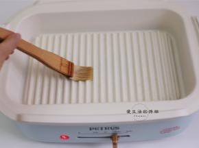 准备柏翠妙厨锅的牛排锅，低火预热一下，刷上一层油，这是为了防止糊锅，家里的不粘锅也需要刷点油哦。