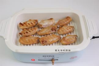 大约2分钟左右翻面，大概翻2遍即可两面出香气。