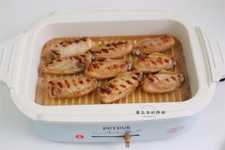 将腌制鸡翅的汁加入一碗清水混合，倒入锅内，盖上锅盖焖8分钟左右即可出锅。