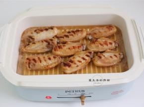 将腌制鸡翅的汁加入一碗清水混合，倒入锅内，盖上锅盖焖8分钟左右即可出锅。