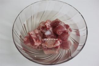 排骨放入大碗内，加入一勺食用盐和1勺米醋，这是为了更容易洗出血水，还能保留排骨的营养。