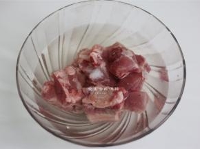 排骨放入大碗内，加入一勺食用盐和1勺米醋，这是为了更容易洗出血水，还能保留排骨的营养。