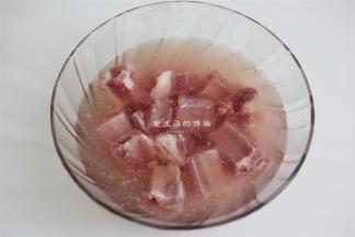 用手抓洗出血水，倒掉水后清洗多一两遍，这样处理后的排骨才不会腥。
