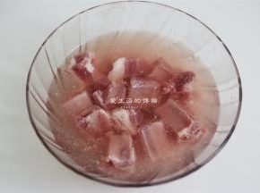用手抓洗出血水，倒掉水后清洗多一两遍，这样处理后的排骨才不会腥。
