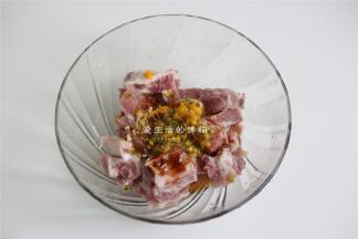 将所有材料放入大碗内。