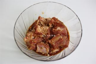 百香果剪开2个，将里面的果肉果汁倒入碗内，抓匀后腌制2小时。