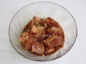 百香果剪开2个，将里面的果肉果汁倒入碗内，抓匀后腌制2小时。