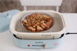 柏翠妙厨锅里放入适量多的清水，高火煮沸，将腌制好的排骨放入锅内，盖上锅盖高火蒸18分钟。