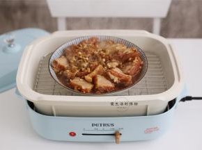 柏翠妙厨锅里放入适量多的清水，高火煮沸，将腌制好的排骨放入锅内，盖上锅盖高火蒸18分钟。