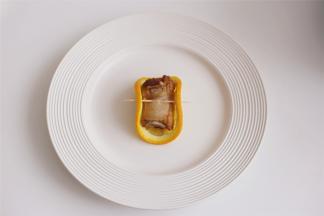 脐橙切薄片，剩余的百香果取出果汁，取上一片脐橙，将一块排骨放在上面，用牙签固定住。