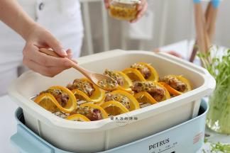 取3勺排骨汁和百香果汁拌匀，淋在排骨上面即可。