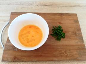 鸡蛋去壳打散到没有粘黏，葱花洗净切成小段