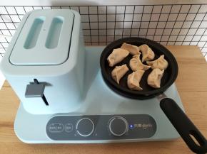 中小火热锅后加适量的玉米油，放入8个饺子，煎30秒左右定型