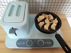 加入没过饺子一半的水，转大火加上锅盖把饺子焖熟