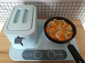 饺子熟透后，转中小火把蛋液均匀的加入到锅里