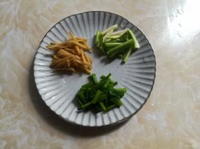 生姜去皮切成细丝，香葱洗净切出葱白和葱花