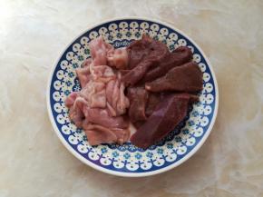 猪肝和粉肠切成合适入口的大小