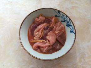 加入生抽、玉米淀粉、料酒和姜丝腌制5分钟