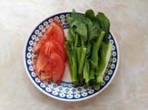 番茄洗净切薄片，青菜摘成合适入口的长度