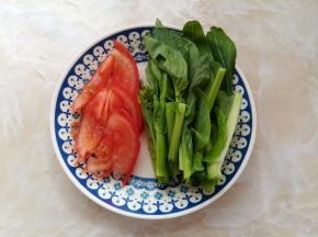 番茄洗净切薄片，青菜摘成合适入口的长度