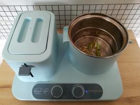 热锅后下适量的油，放入姜丝和葱白小火煸出香味