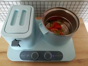 加入番茄和盐炒出汁水