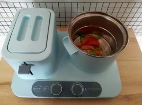 加入番茄和盐炒出汁水