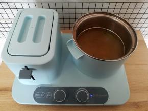 加入适量的水转大火煮开